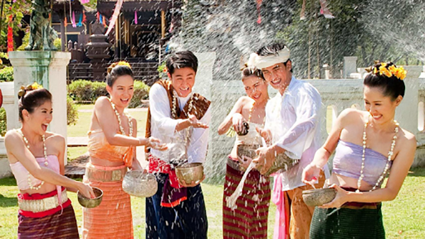 Lễ hội té nước gắn liền với nghi lễ Phật giáo